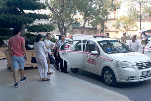 Taxi Việt thời Uber, Grab: Hợp sức để không 'thua trên sân nhà'