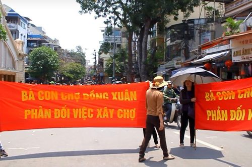 Tiểu thương căng băng rôn phản đối khi nghe tin đập bỏ chợ Đồng Xuân
