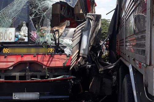 Ôtô khách tông xe tải, hơn 20 người thoát chết