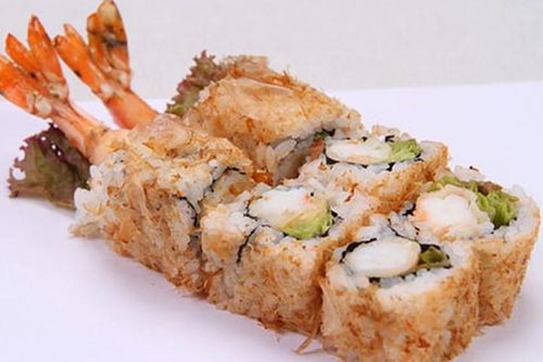 Cách làm món sushi cuộn tôm chiên giản đơn đượm vị hải sản