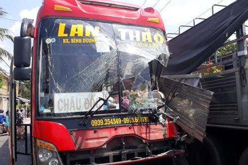 2 xe ô tô tông nhau, nhiều người may mắn thoát nạn