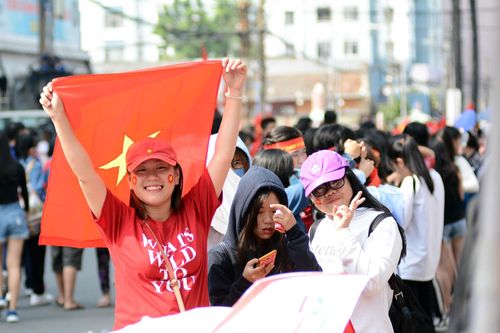 Hàng nghìn người hâm mộ xếp hàng chờ U23 Việt Nam