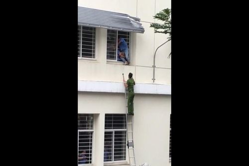 'Đứng tim' trước màn giải cứu nam sinh viên nhảy lầu vì...học kém