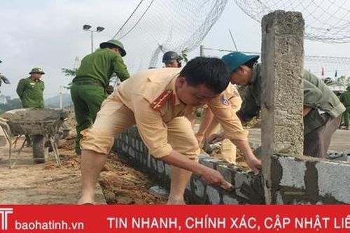 Công an Đức Thọ tranh thủ ngày nghỉ giúp dân xây dựng nông thôn mới