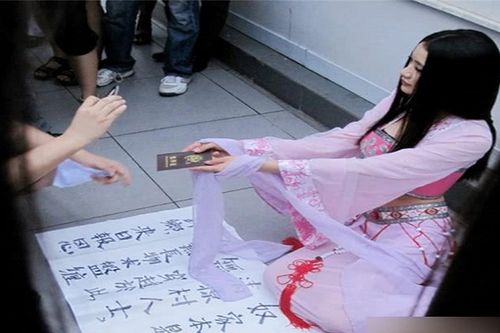 'Mỹ nữ' ăn xin giữa đường để gây chú ý