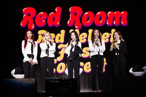 Mới ngày nào còn 'chập chững', Red Velvet giờ sắp có cả photobook concert đầu tiên