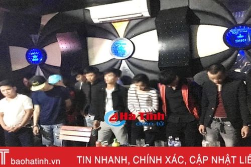 Bắt 8 đối tượng 'đập đá' trong quán karaoke lúc nửa đêm