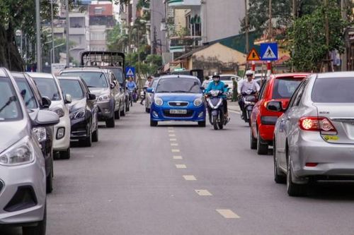 Đường 20 năm vừa xong giờ thành bãi đỗ xe