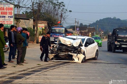 Xe con đâm vào xe đầu kéo, một người tử vong