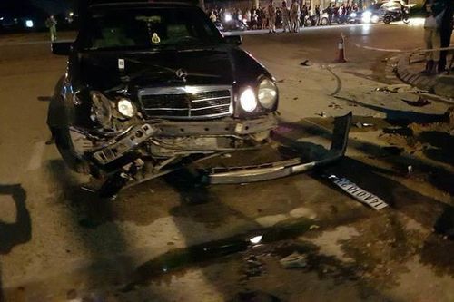 Xe Mercedes tông chết 2 thanh niên ở phố đi bộ