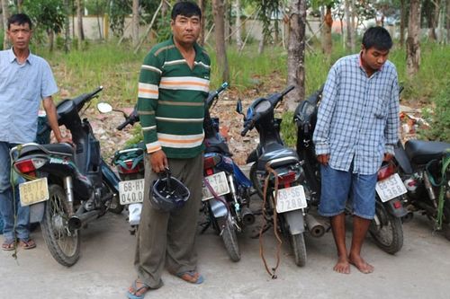 Bắt giữ ba 'quái xế' chở thuốc lá lậu