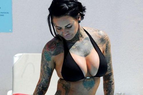 'Nữ hoàng xăm trổ' Jemma Lucy khoe vóc dáng bốc lửa với bikini