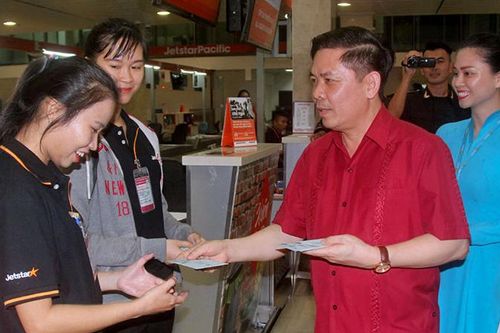 Bộ trưởng GTVT lì xì hành khách tại Tân Sơn Nhất đêm 30 Tết