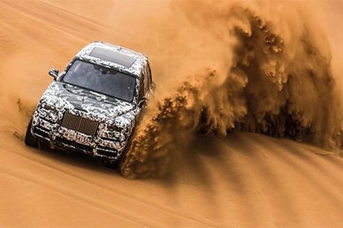 SUV siêu sang Rolls-Royce Cullinan 'quẩy' tại đồi cát Trung Đông