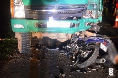 Tông vào đuôi xe tải dừng bên đường, 4 học sinh tử vong