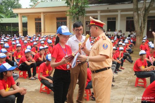 Tuyên truyền pháp luật ATGT cho học sinh THCS tại Nghệ An