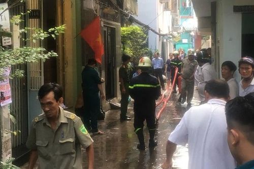 Ngôi nhà 2 tầng trong hẻm bất ngờ bốc cháy dữ dội, 2 người mắc kẹt may mắn được giải cứu
