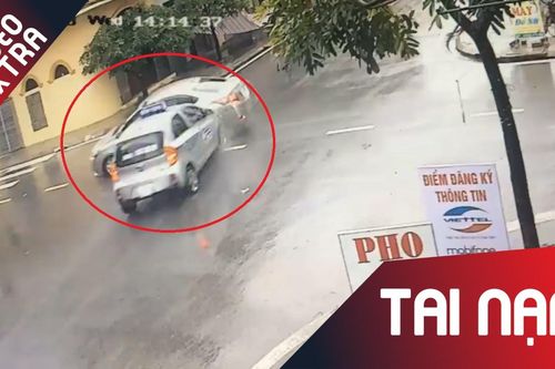 Hai ôtô tông nhau làm sập nhà dân tại Nam Định