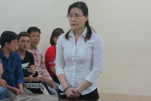 Nữ giáo viên ngoại ngữ bày trò chiếm đoạt hàng trăm nghìn USD