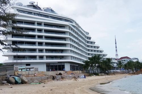 Cắt ngọn khách sạn hình con tàu ở Phú Quốc