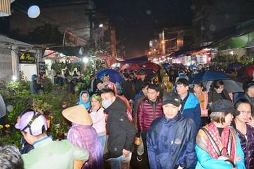 Đi chợ Viềng 'bán rủi, mua may'