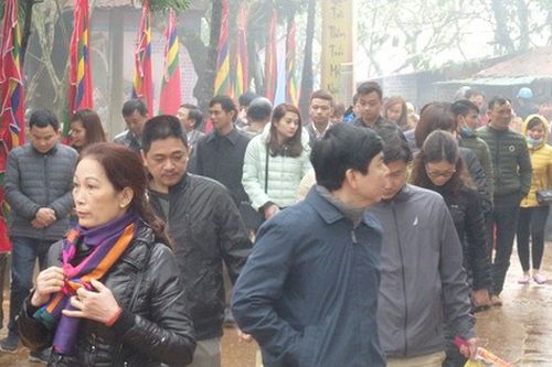 Dòng người đội mưa cầu may trước ngày mở 'cửa trời' trên đỉnh ngàn Nưa