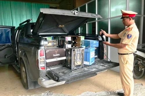 Phát hiện, bắt giữ hàng trăm chai rượu lậu trên ô tô bán tải