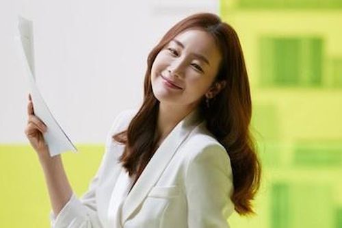 Nhan sắc không tỳ vết ở tuổi U50 của Choi Ji Woo trong ảnh hậu trường