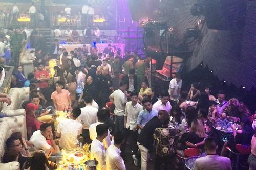 Bên trong quán bar Sài Gòn bị đột kích phát hiện dân chơi phê ma túy