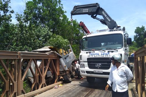 Xe tải lao vào thành cầu, tài xế ở Phú Quốc chết kẹt trong cabin bẹp dúm