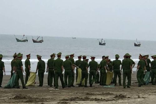 Công an Tĩnh Gia - Thanh Hóa thu gom rác thải bảo vệ môi trường biển