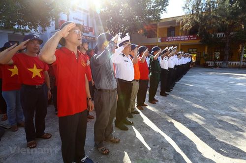 Lễ chào cờ uy nghiêm trên đảo Sinh Tồn
