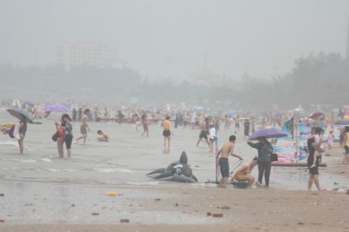 Bất chấp mưa tầm tã, hàng vạn du khách vẫn về tắm biển Cửa Lò