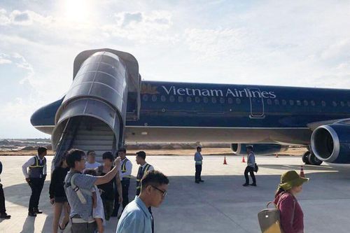 'Vài giây nữa chắc máy bay tông sập hàng rào'
