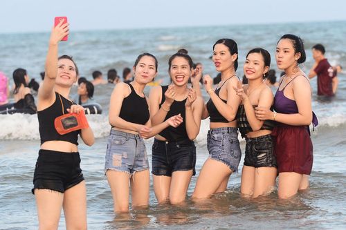 Hàng nghìn người nô đùa ở biển Vũng Tàu khi nhiệt độ gần 40 độ C