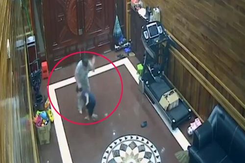Xôn xao clip người giúp việc đánh trẻ bằng cán chổi ở Móng Cái - Quảng Ninh