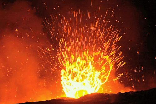Dung nham nhuộm đỏ Hawaii ngày núi lửa thức giấc