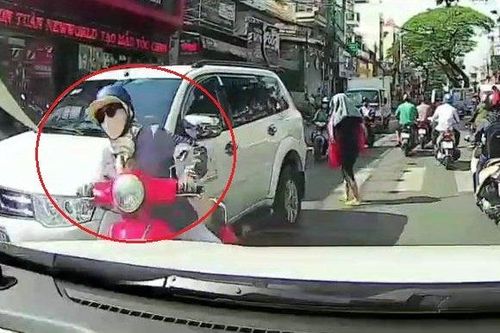 Clip: Nữ 'ninja' sang đường như đi trong sân nhà, va vào ô tô ngã dúi dụi