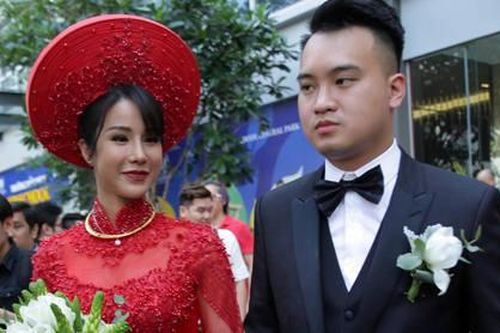Video Diệp Lâm Anh rạng rỡ lên xe hoa về nhà chồng