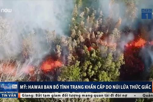 Clip: Cận cảnh núi lửa ở Hawaii phun dung nham đỏ rực, đốt cháy rừng cây