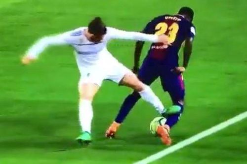Gareth Bale may mắn thoát thẻ đỏ sau pha đạp bóng nguy hiểm