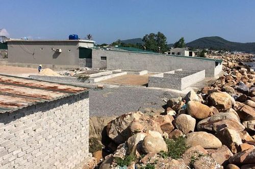 Công an vào cuộc điều tra vụ nhiều hộ dân bị ném chất bẩn vào nhà