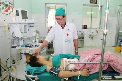 Tưởng vợ là công an, chồng đâm 10 nhát thấu phổi