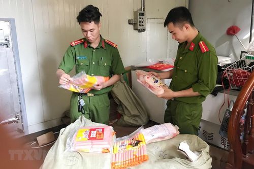 Phát hiện hơn 500kg thịt vịt đông lạnh và xúc xích không rõ nguồn gốc