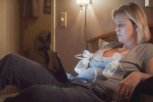 Mỹ nữ Charlize Theron tăng 22 cân để vào vai bà mẹ bỉm sữa