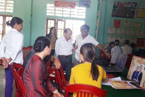 Dùng 'chiêu' chụp ảnh miễn phí 'móc túi' hàng ngàn vợ chồng già