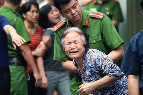 Lửa cháy ngùn ngụt, bao trùm ngôi nhà cao tầng 1 người chết