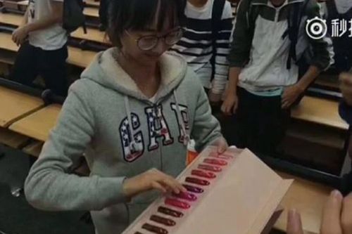 Nữ sinh được lớp toàn con trai tặng bộ son MAC hơn 6 triệu đồng