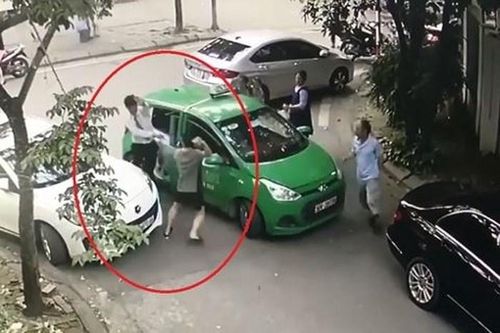 Đỗ xe ngang ngược bị nhắc nhở, tài xế Mercedes lao xuống đánh người chảy máu