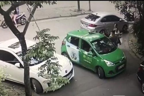 Đề nghị công an xử lý người đi Mercedes đánh tài xế taxi